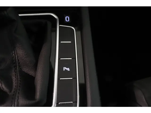 Volkswagen Passat 1.5 TSI R-Line Business + 2022 Benzine 36