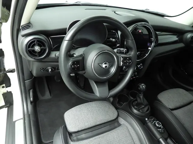 MINI 5-Deurs One 2021 Benzine 6