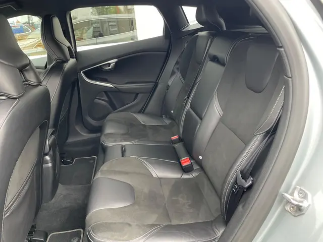 Volvo V40 2.0 T3 R-Design 2015 Benzine 12