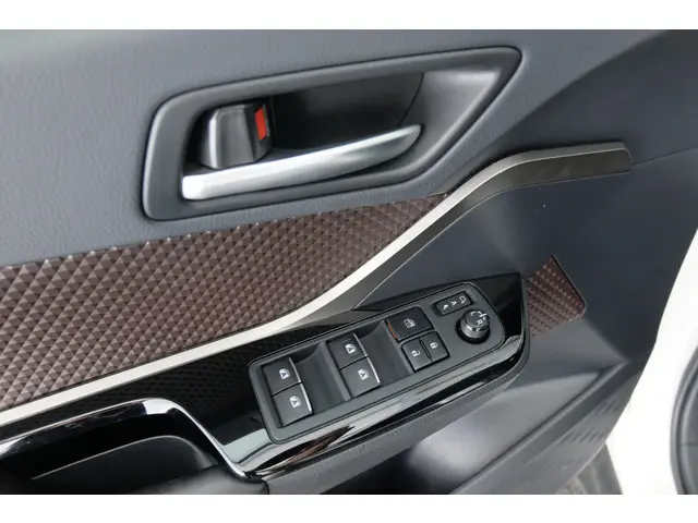 Toyota C-HR 1.8 Hybrid Executive 2018 Hybride Benzine 24