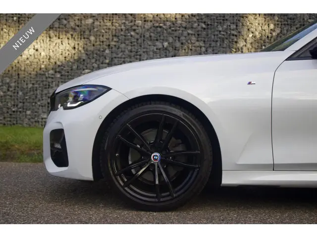 BMW 3 Serie 320i High Executive 2022 Benzine 18