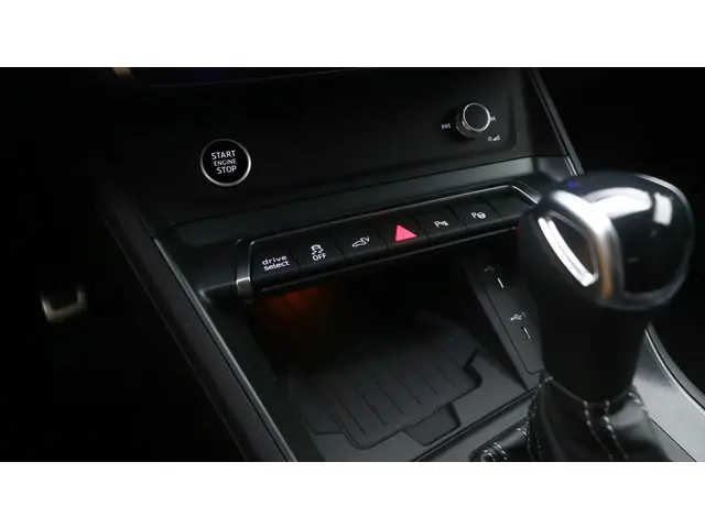 Audi Q3 45 TFSI e S edition 2025 Hybride Benzine 21