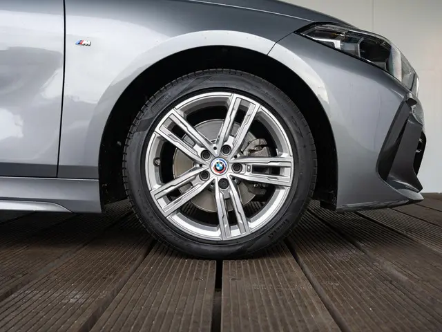 BMW 1 Serie 5-deurs 118i 2023 Benzine 6