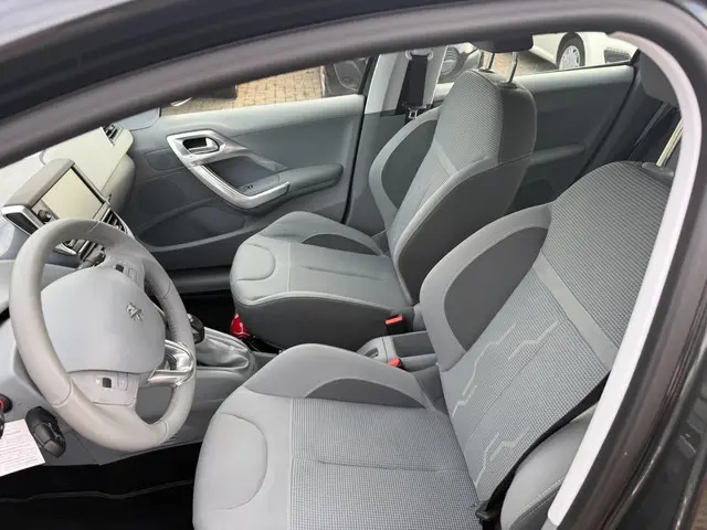 Peugeot 208 1.6 VTi Allure 2013 Benzine 10