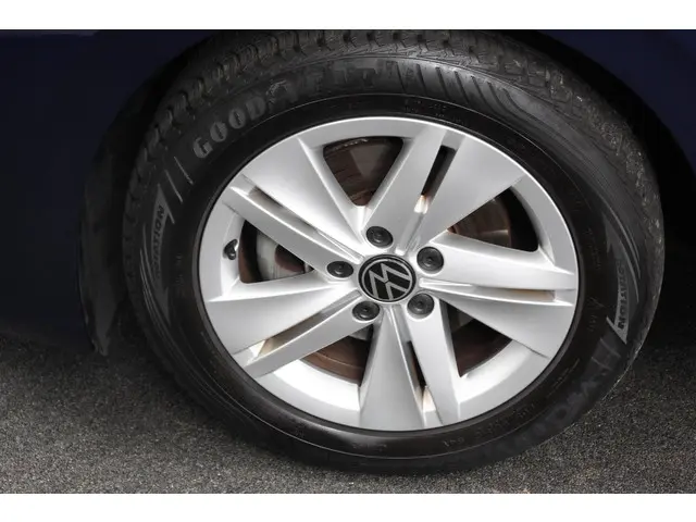 Volkswagen Golf 1.5 eTSI 150pk DSG Life 2020 Benzine 26