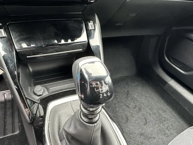 Peugeot 2008 1.2 Turbo 100 PK Allure 2024 Benzine 27