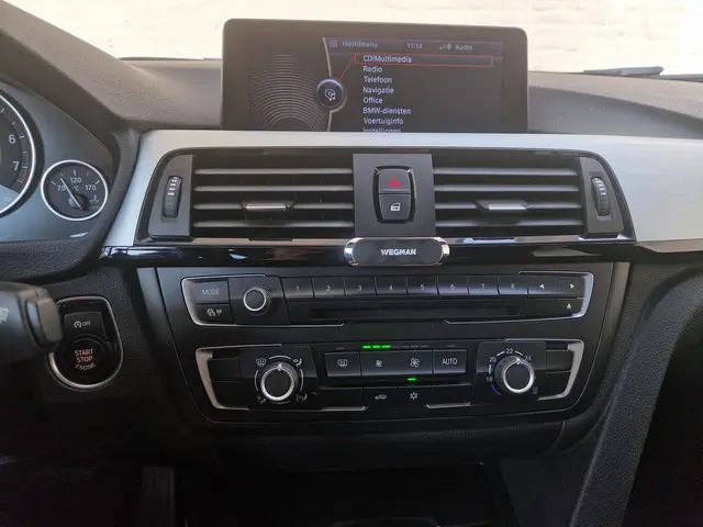 BMW 3 Serie 328i Executive 2012 Benzine 32