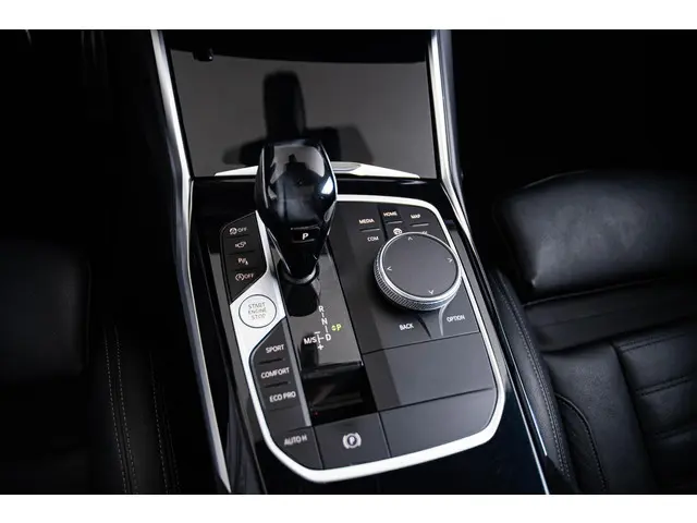 BMW 3 Serie Touring 330i Executive Edition 2020 Benzine 17