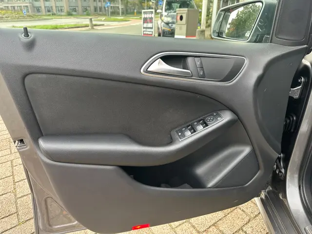 Mercedes-Benz B-Klasse 180 Ambition 2012 Benzine 17