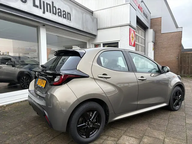 Toyota Yaris 1.5 Hybrid Dynamic 2023 Hybride Benzine 10