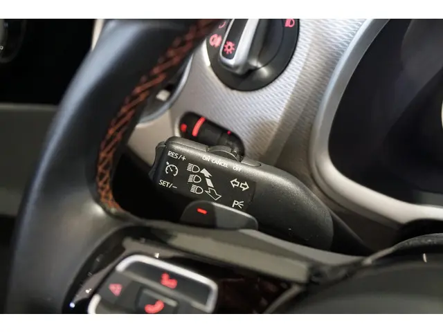 Volkswagen Beetle Cabriolet 1.2 TSI Club 2016 Benzine 32