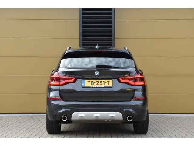 BMW X3 xDrive20i High Executive 2018 Benzine 6