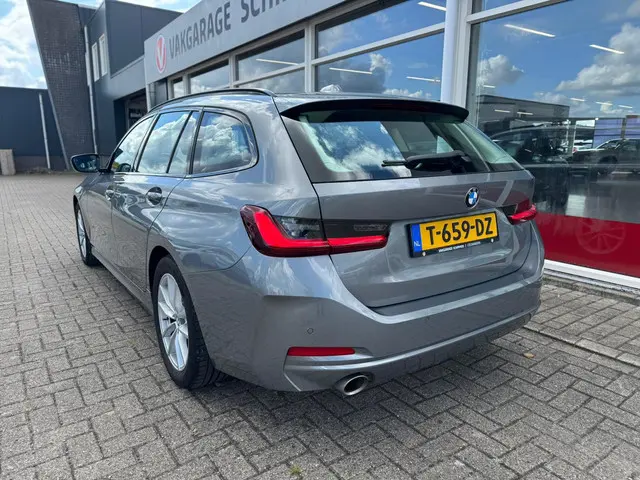 BMW 3 Serie Touring 318i 2023 Benzine 24