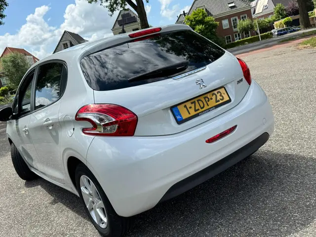 Peugeot 208 1.2 VTi Style /Navi/Airco/5-Deurs/ 2014 Benzine 4
