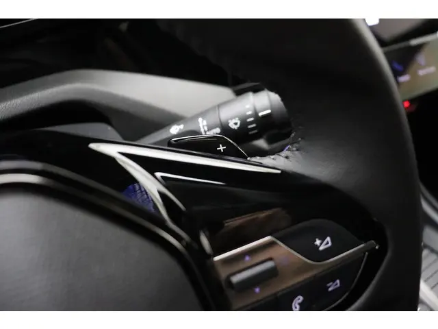 Peugeot 408 1.2 PureTech Allure 130 EAT8 2024 Benzine 25