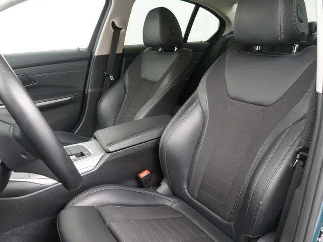 BMW 3 Serie 318i Executive Edition 2020 Benzine 4