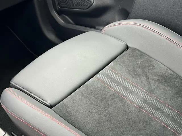 Ford Kuga 2.5 PHEV ST-Line X 2025 Hybride Benzine 37