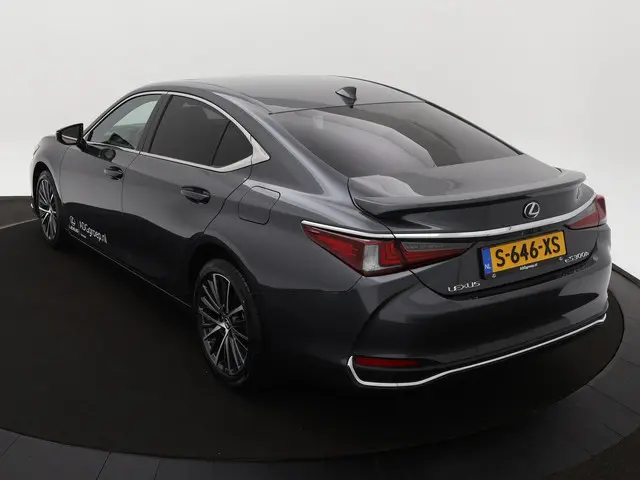Lexus ES 300h Business Line 2023 Hybride Benzine 12