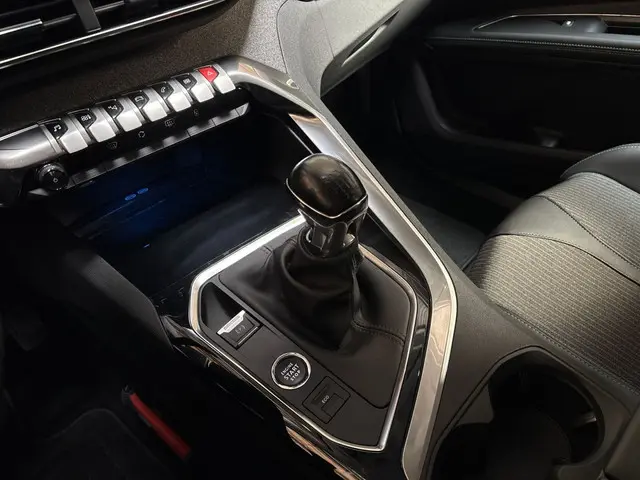 Peugeot 5008 1.2 PureTech Allure 7 Persoons 2021 Benzine 9