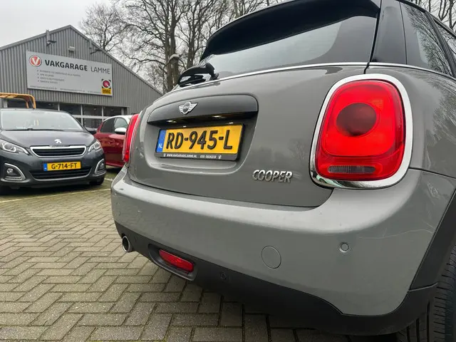 MINI Cooper Mini 1.5 Business , navigatie , pdc 2017 Benzine 5