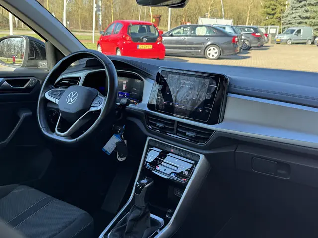 Volkswagen T-Roc 1.5 TSI Life Business 2024 Benzine 8