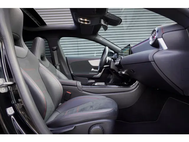 Mercedes-Benz CLA 250 e AMG Line 2023 Hybride Benzine 21