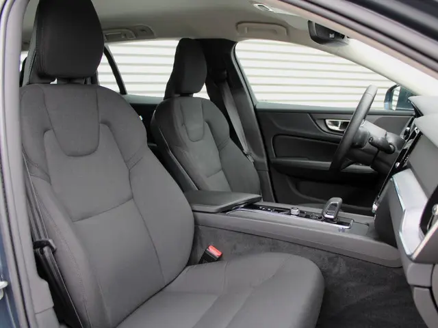 Volvo V60 2.0 B3 Momentum Business 2022 Benzine 14