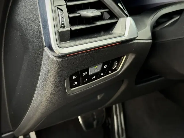 BMW 3 Serie 318i High Executive 2021 Benzine 14