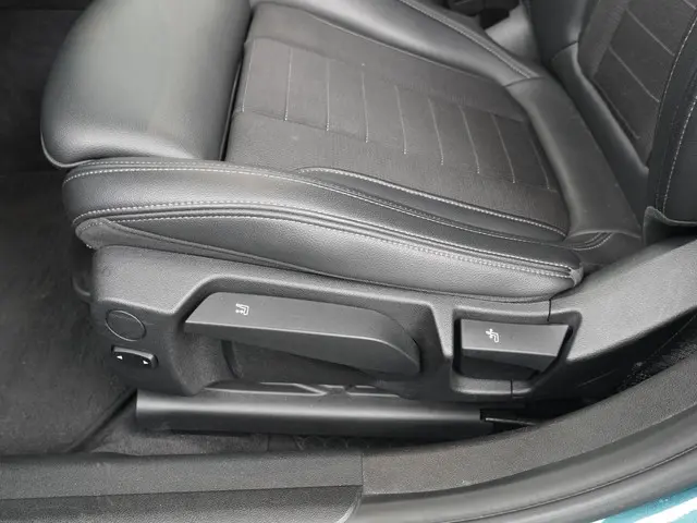 BMW 3 Serie 318i Executive Edition 2020 Benzine 22