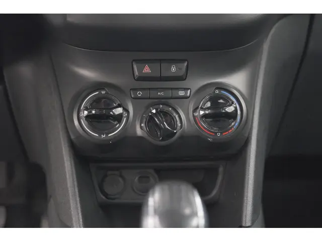 Peugeot 208 PureTech 82 Signature 2018 Benzine 38