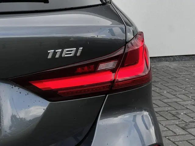 BMW 1 Serie 118i Executive Edition 2021 Benzine 10
