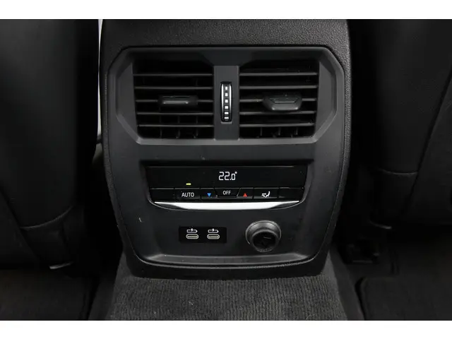 BMW 3 Serie 330i High Executive 2019 Benzine 36