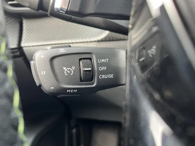 Peugeot 2008 1.2 Hybrid 145 PK GT 2025 Hybride Benzine 43