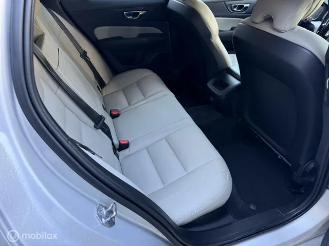 Volvo V60 2.0 B3 R-Design 2021 2021 Benzine 16