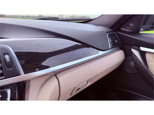 BMW 3 Serie Touring 330i xDrive M Sport 2015 Benzine 24