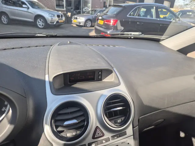 Opel Corsa 1.4-16V Cosmo Nap NL Airco 5 drs 2012 Benzine 7