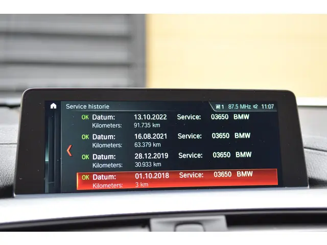 BMW 3 Serie 320i Executive 2018 Benzine 17