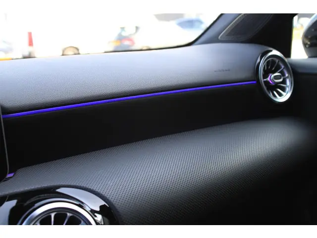 Mercedes-Benz A-Klasse 250 e AMG 2020 Hybride Benzine 24