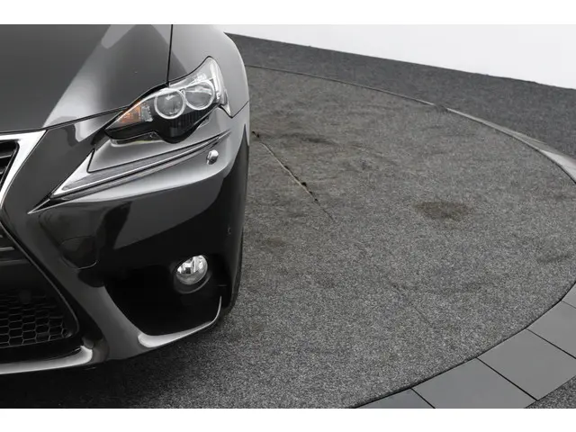 Lexus IS 300h 25th Edition 2013 Hybride Benzine 33
