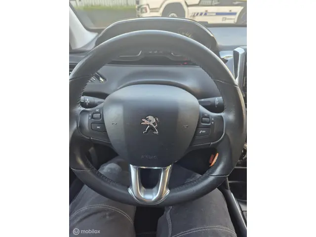Peugeot 208 1.2 PureTech Allure 2017 Benzine 12