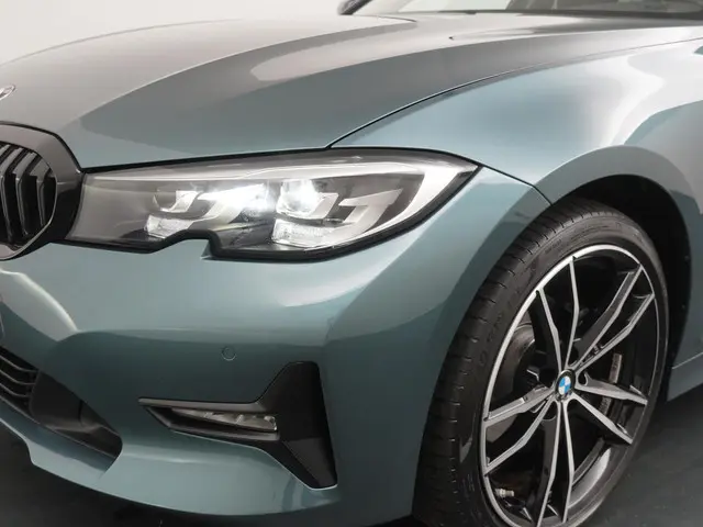 BMW 3 Serie 318i Executive Edition 2020 Benzine 24