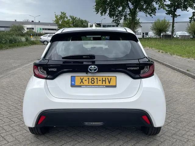 Toyota Yaris 1.5 Hybrid Active 2023 Hybride Benzine 6