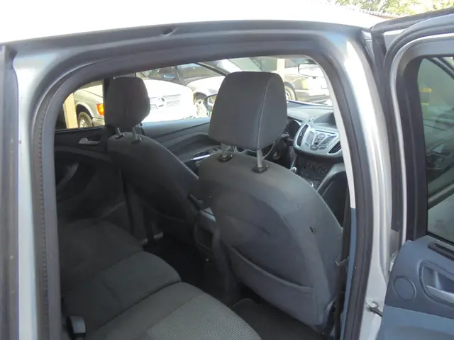 Ford C-MAX 1.0 Titanium APK TREKHAAK 2013 Benzine 23