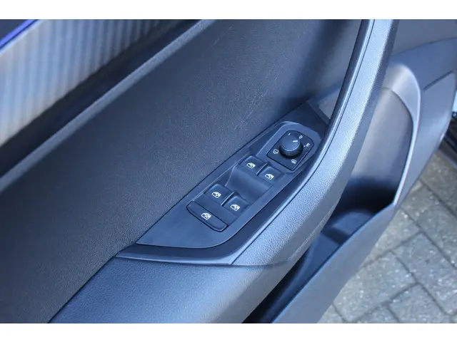 Škoda Karoq 1.5 TSI ACT Sportline Business 2023 Benzine 19