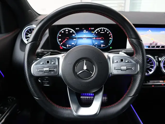 Mercedes-Benz GLA 250 e AMG Line 2022 Hybride Benzine 12