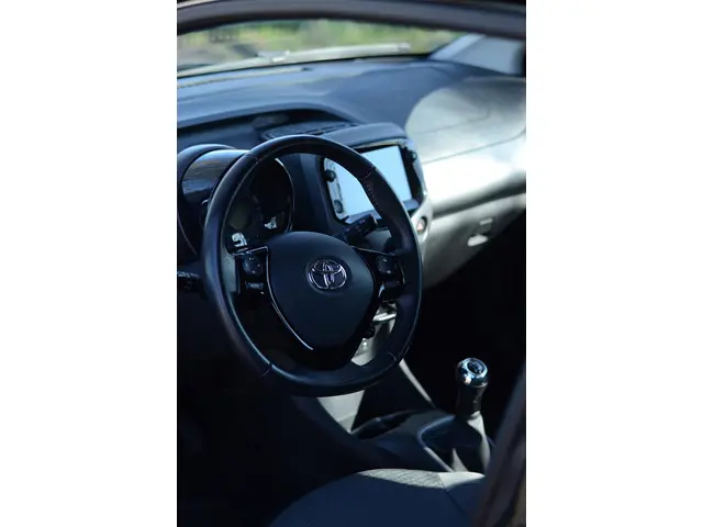 Toyota Aygo 1.0 VVT-i x-play 2021 Benzine 7