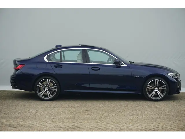 BMW 3 Serie Sedan 320e 2022 Hybride Benzine 3