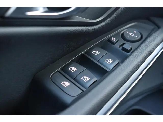 BMW 3 Serie Sedan 320i 2025 Benzine 33
