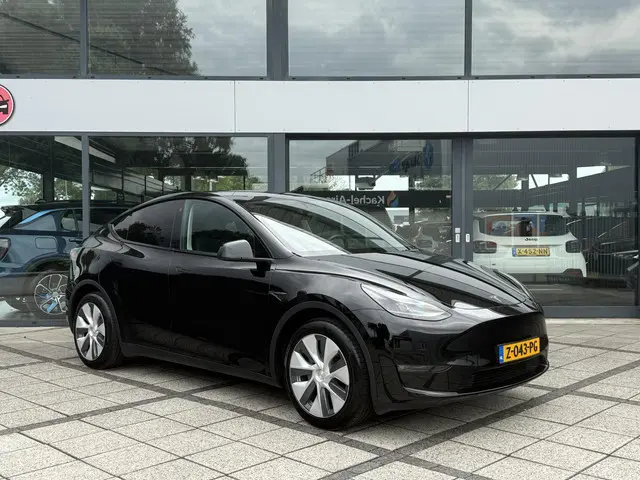 Tesla Model Y 2