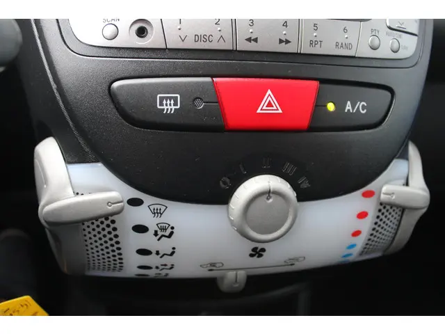 Peugeot 107 1.0 Active 2013 Benzine 13